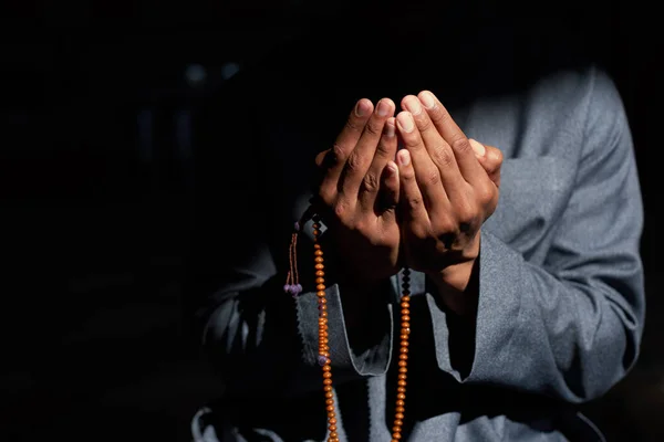 Menutup tangan seorang pria Muslim berdoa dan memegang tasbih — Stok Foto