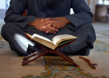  Kuran 'ın yakın plan bir camide duruyor.