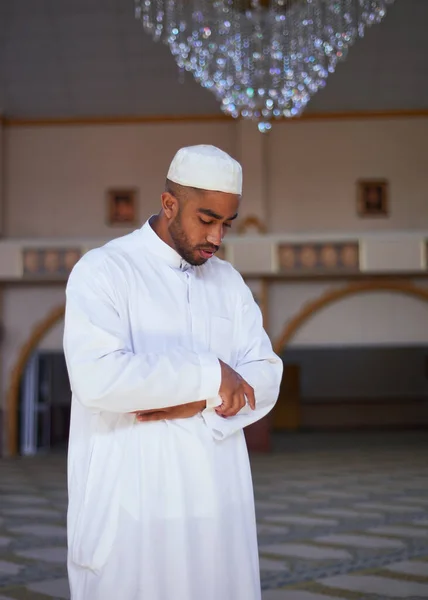 Um retrato do jovem muçulmano de pé durante as orações em uma mesquita — Fotografia de Stock