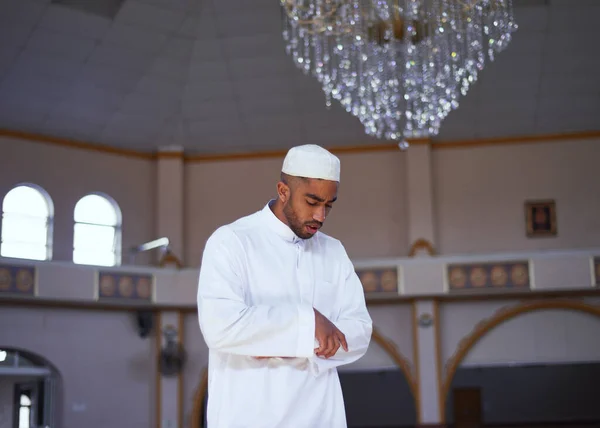 Um homem muçulmano de pé durante as orações em uma mesquita — Fotografia de Stock