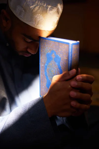 Quran disorot di bawah sinar matahari diselenggarakan oleh laki-laki Muslim — Stok Foto