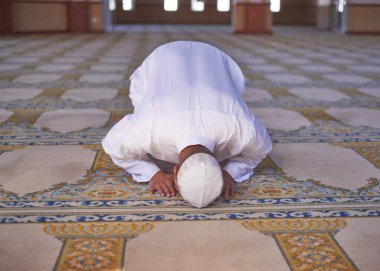 Bir mü 'min, Mescid-i Haram' da secde eder.