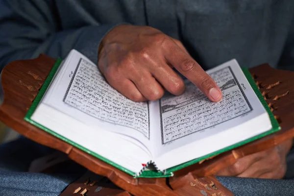 Vista de cerca del centro de las páginas del Corán — Foto de Stock