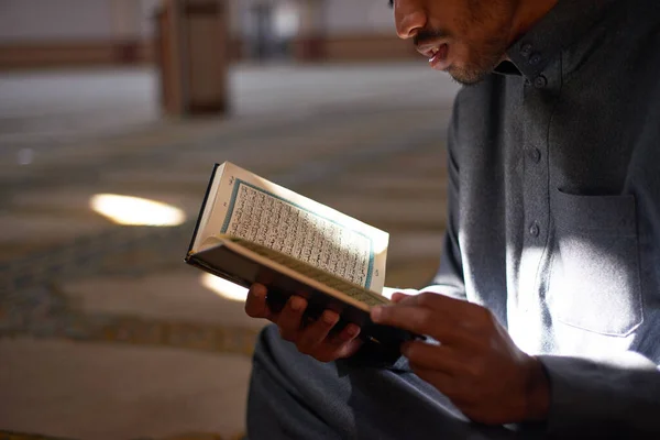 Προσωπογραφία νεαρού μουσουλμάνου άνδρα που διαβάζει το Κοράνι μέσα σε τζαμί — Φωτογραφία Αρχείου