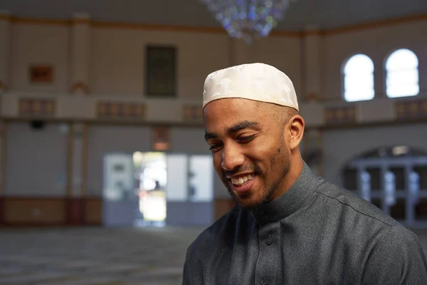 Um jovem muçulmano sorri em uma mesquita — Fotografia de Stock