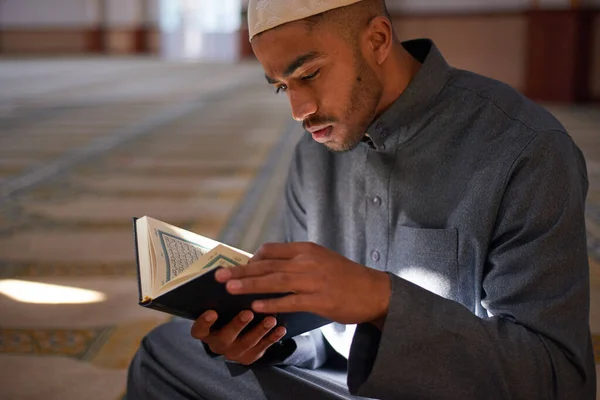 モスクの中でクルアーンを読む若いムスリム男性の肖像 — ストック写真