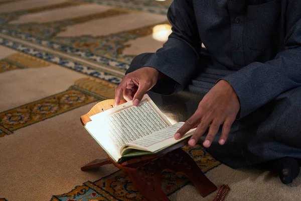 (yaitu) orang-orang yang terbenam dalam Al Quran yang terletak di dalam tempat yang tinggi — Stok Foto