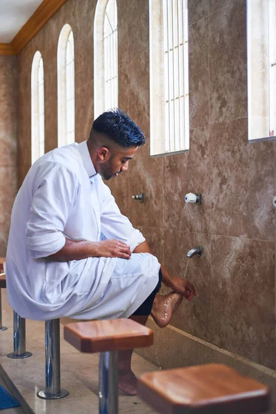 Мусульманин очищает ноги в туалете мечети — стоковое фото