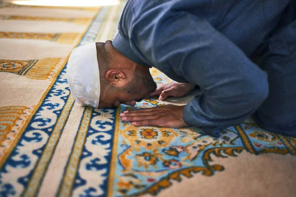 Közelkép egy muszlim férfiról, aki imádságban leborul. — Stock Fotó