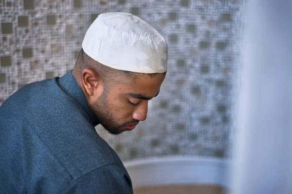 Мусульманин в молитве смотрит через правое плечо — стоковое фото