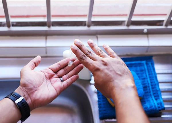 Фотография взрослого мужчины, раздающего мыло перед тем, как вымыть руки — стоковое фото