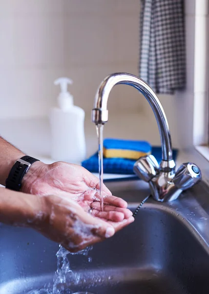 Крупный план бизнесмена, моющего руки в раковине в ванной — стоковое фото