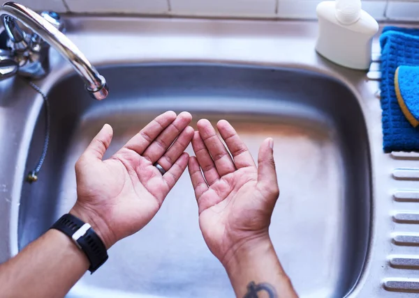 Фотография взрослого мужчины, готовящегося вымыть руки — стоковое фото