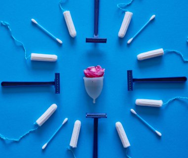 Dönem ürünleri mavi arka planda jiletle - kadın kişisel hijyen.