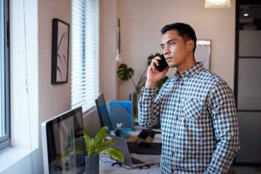 Grafiklere ve verilere bakan ciddi bir iş adamı.