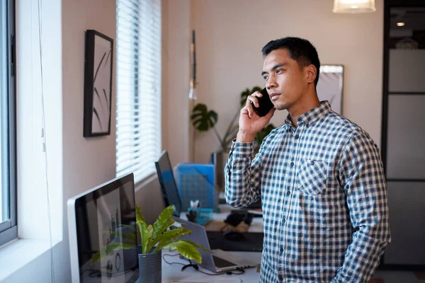 Grafiklere ve verilere bakan ciddi bir iş adamı.