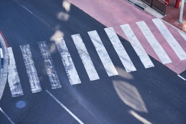 Şehirde boş bir yaya geçidine genel bir bakış.