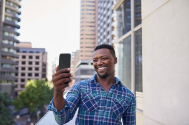 Şehirdeki ofis balkonundan siyahi bir iş adamının videosu. Yüksek kalite fotoğraf
