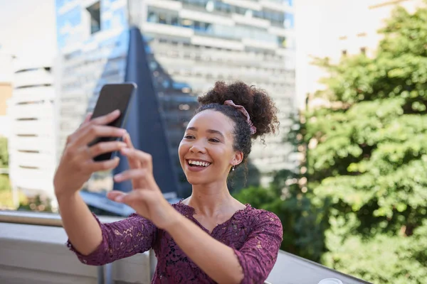Young Woman Takes Selfie Balcony City Building High Quality Photo — Foto de Stock