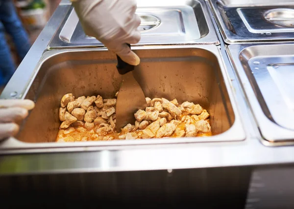 Bir restoranda doğranan pişmiş tavuğa yakın çekim. Yüksek kalite fotoğraf