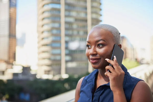 Μια ελκυστική μαύρη επιχειρηματίας δέχεται μια κλήση στο μπαλκόνι του γραφείου — Φωτογραφία Αρχείου