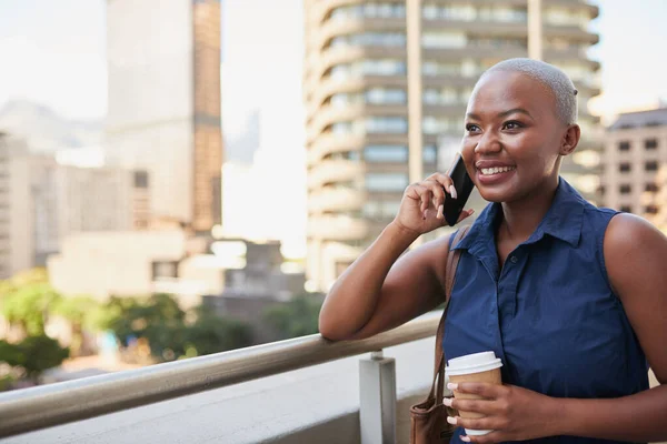 Μια νεαρή μαύρη επιχειρηματίας φτάνει στη δουλειά και δέχεται μια κλήση στο μπαλκόνι του γραφείου. — Φωτογραφία Αρχείου