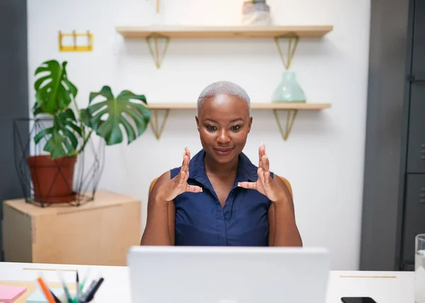 Молодая чернокожая деловая женщина жестикулирует во время видеоконференции — стоковое фото