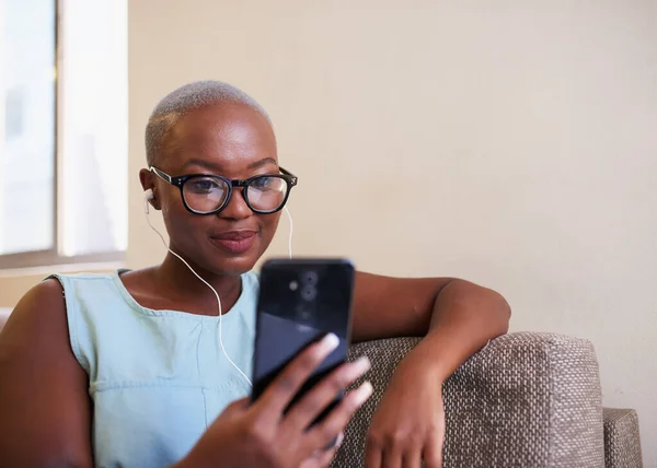 Μια νεαρή μαύρη γυναίκα συμμετέχει σε βιντεοκλήση από το κινητό της τηλέφωνο — Φωτογραφία Αρχείου