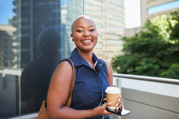 A young Black businesswoman arrives at the office with coffee and smile — Φωτογραφία Αρχείου