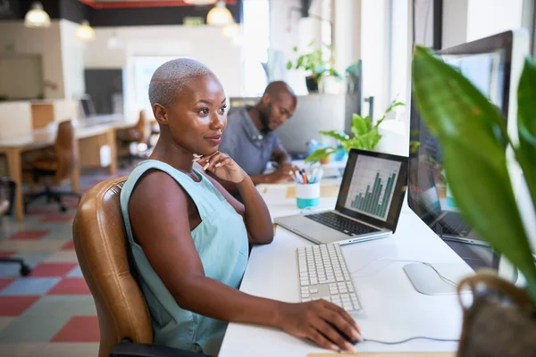 Uma Mulher Negra Inteligente Olha Para Tela Enquanto Trabalha Escritório — Fotografia de Stock