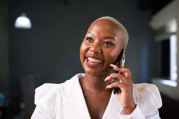 Black Woman Laughs Call Her Cellphone High Quality Photo — Stockfoto