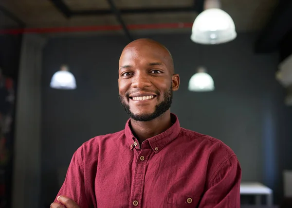 Homme Noir Confiant Pose Chemise Rouge Dans Bureau Industriel Photo — Photo