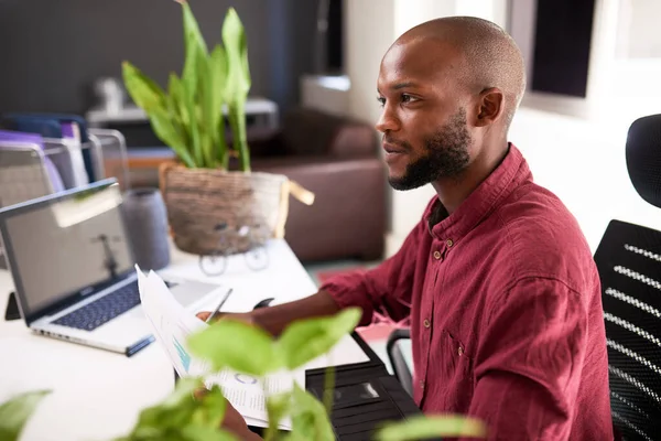 Ein Schwarzer Sitzt Mit Notizen Und Laptop Seinem Schreibtisch Büro — Stockfoto