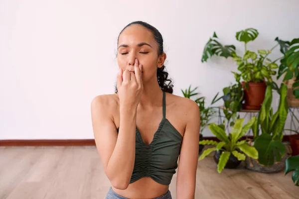 Genç bir kadın endişeyi yatıştırmak için farklı burun delikleriyle meditasyon yapar. Yüksek kalite fotoğraf