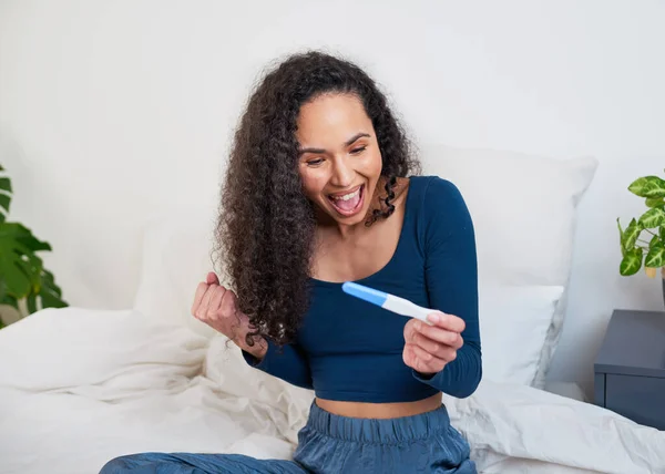 Una Giovane Donna Multietnica Estatica Felice Vedere Risultati Dei Test — Foto Stock