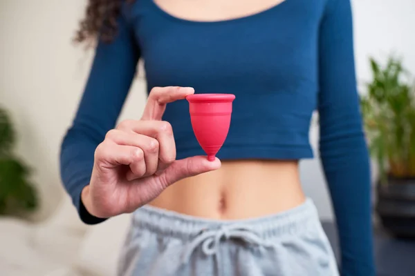 Közelkép Fiatal Kezében Menstruációs Csésze Miközben Pizsama Kiváló Minőségű Fénykép — Stock Fotó
