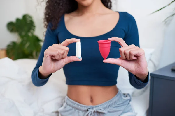 Foto Recortada Mujer Joven Sosteniendo Tampón Copa Menstrual Como Comparación — Foto de Stock