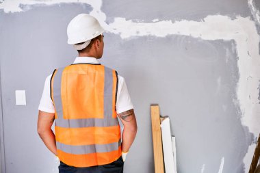 Üniformalı bir inşaat işçisinin arkası. Yüksek kalite fotoğraf