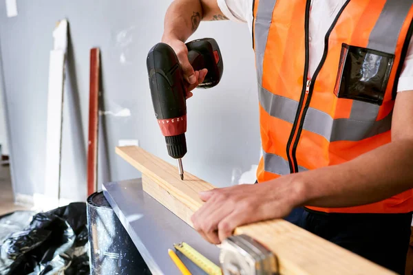 Zbliżenie Rąk Robotników Budowlanych Przygotowujących Się Wiercenia Drewniane Deski Wysokiej — Zdjęcie stockowe