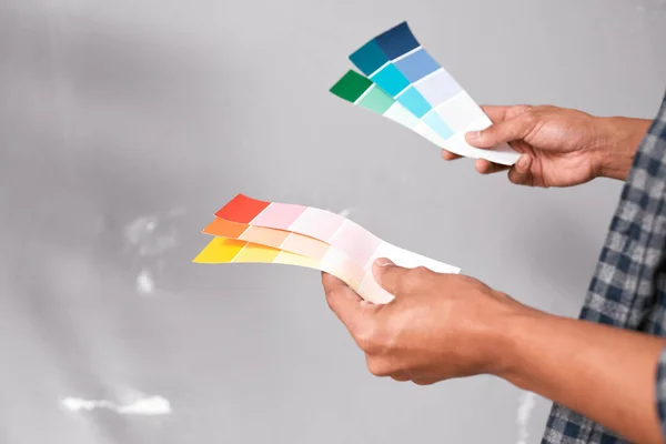 Κοντινό Πλάνο Χεριών Που Κρατούν Έντονα Χρωματισμένα Δείγματα Μπογιάς Στον — Φωτογραφία Αρχείου