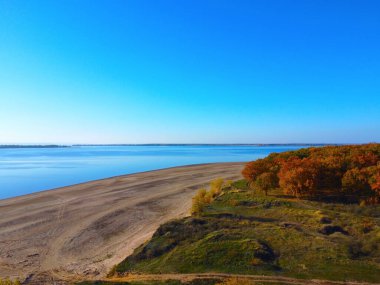 Volga Nehri 'nin ve Rusya' nın kumlu sahilinin insansız hava aracı görüntüsü.