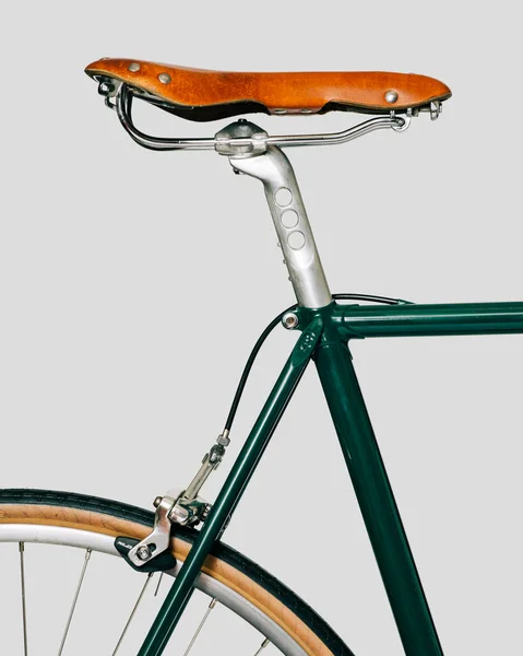 Bicicleta Clássica Vintage Com Fita Couro Sela Fundo Branco Foto — Fotografia de Stock
