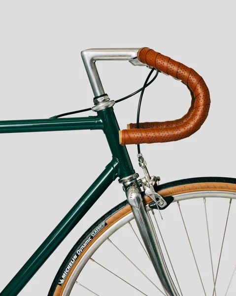 Bicicleta Clássica Vintage Com Fita Couro Sela Fundo Branco Foto — Fotografia de Stock