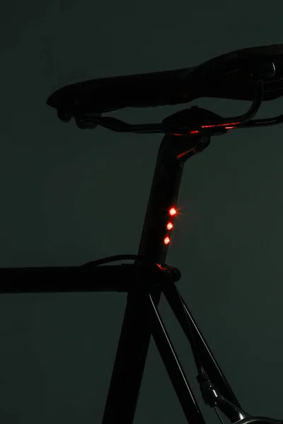 Antika yol bisikleti, restore edilmiş. Koltuk tüpü ile birleştirilmiş. Karanlık ruh hali, teknolojik. Yüksek kalite fotoğraf