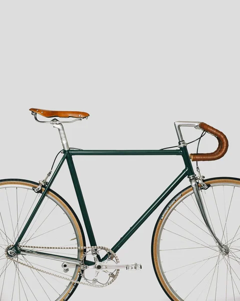 Bicicleta clássica vintage, fundo branco — Fotografia de Stock