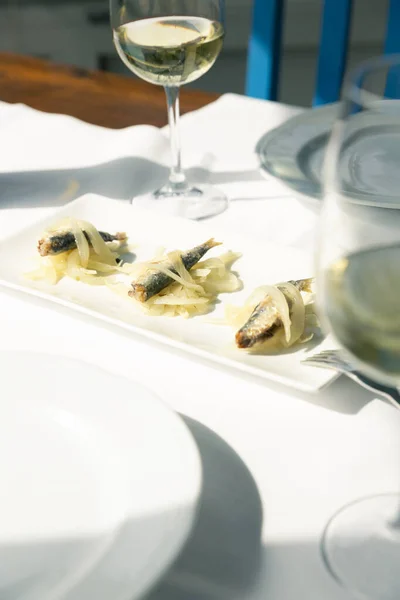 Beyaz şaraplı Venedik cicchetti sardeti yerel bakaride servis edilir. 