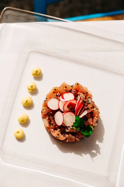 Tartare de atum com gergelim, wasabi e rabanetes — Fotografia de Stock