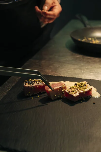 Venedik 'te ton balığı bifteği, fıstık ve Kudüs enginar sosu.