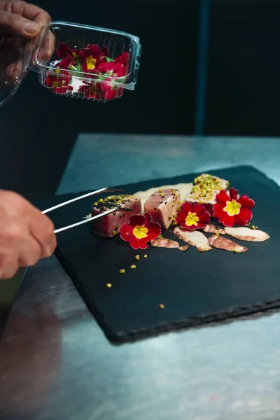 Bife de atum, pistache e molho de alcachofra de Jerusalém — Fotografia de Stock