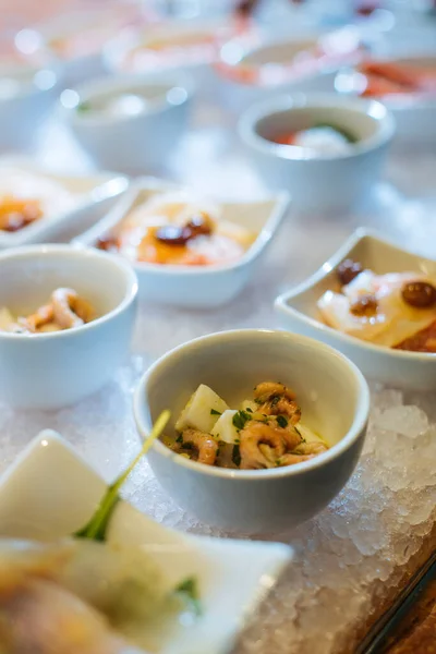 Cicchetti veneziano Polenta e Schie ou polenta e camarão — Fotografia de Stock